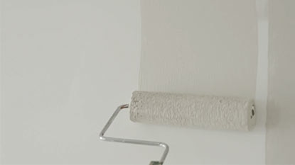 Étape no 5 : Application de la peinture au rouleau. Étape no 5 : Application de la peinture au rouleau.
