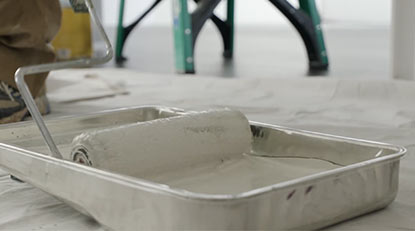 Étape no 6 : Retrempage du rouleau pour poursuivre l'application de la peinture. Étape no 6 : Retrempage du rouleau pour poursuivre l'application de la peinture.